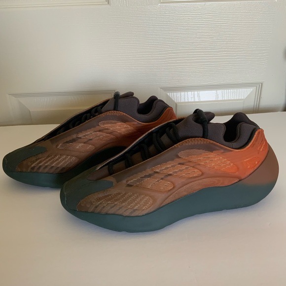 Adidas Yeezy 700 V3 - Picture 3 of 7